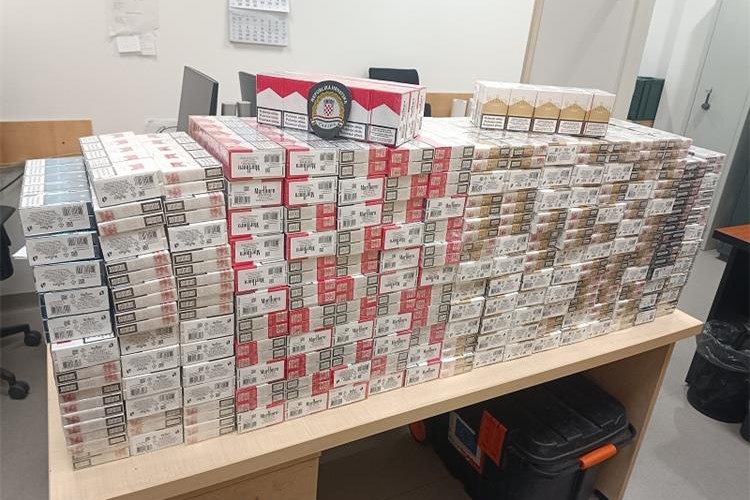 Pokušaj šverca cigareta u madracima: Carina spriječila unos 38.400 komada
